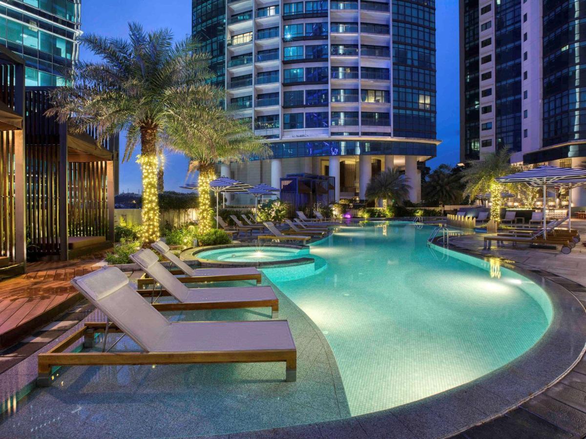 Sofitel Kuala Lumpur Damansara Hotell Exteriör bild The pool at the hotel