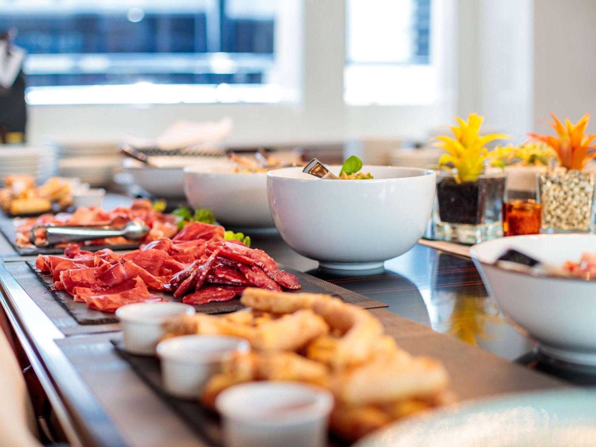 Sofitel Kuala Lumpur Damansara Hotell Exteriör bild A buffet